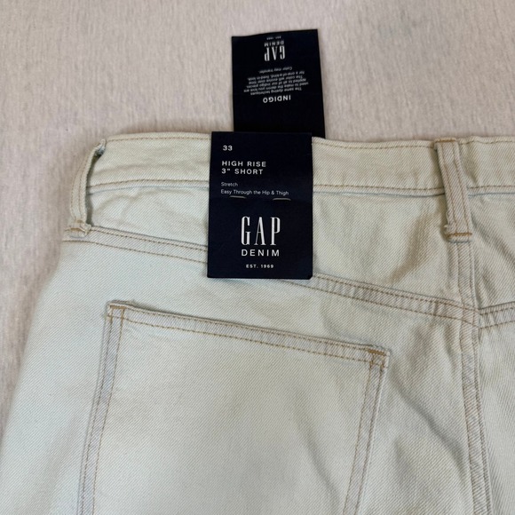 NWT GAP High Rise 3 Inch Short Light Wash Denim Frayed Hem Womens Size 33 - Picture 3 of 4